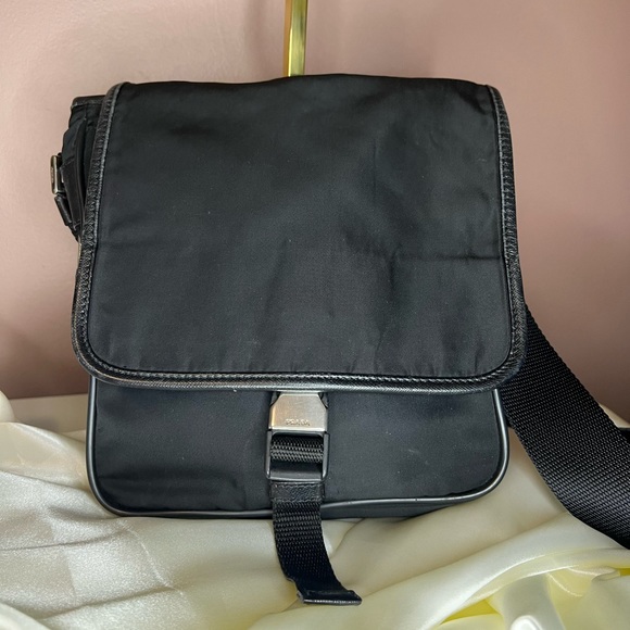 🖤 PRADA TESSUTO 🖤 size small BLACK NYLON SHOULDER BAG - Picture 1 of 17
